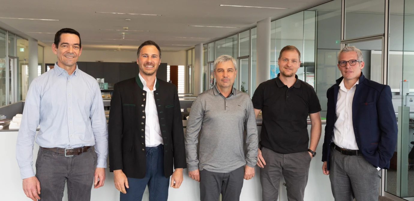Blicken gemeinsam zuversichtlich in die Zukunft (v. l. n. r.): Die beiden Geschäftsführer von SolarImpuls, Hubert Greber und Peter Gschliesser, mit Franz Blauensteiner, Stephan Descher (beide SolarImpuls) und Matthias Moosbrugger (Rhomberg Bau). Blicken gemeinsam zuversichtlich in die Zukunft (v. l. n. r.): Die beiden Geschäftsführer von SolarImpuls, Hubert Greber und Peter Gschliesser, mit Franz Blauensteiner, Stephan Descher (beide SolarImpuls) und Matthias Moosbrugger (Rhomberg Bau).